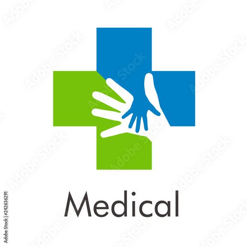 Logotipo abstracto con texto Medical con cruz en  verde y azul y dos manos en espacio negativo