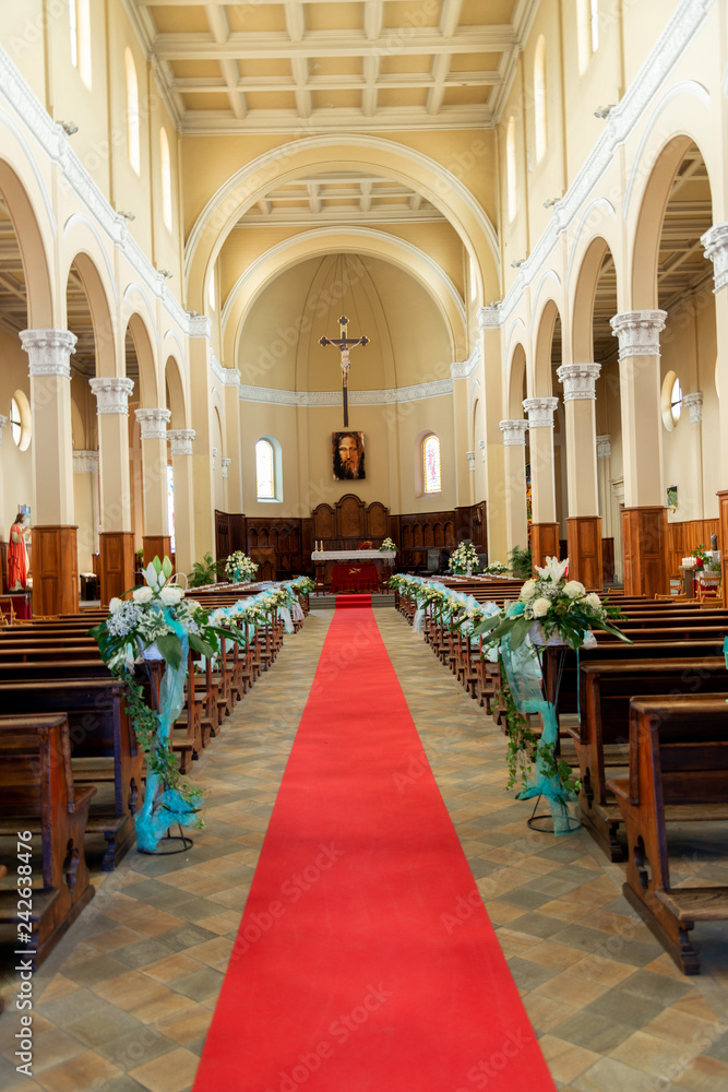 Fototapeta premium interno della chiesa con addobbi floreali per il giorno del matrimonio