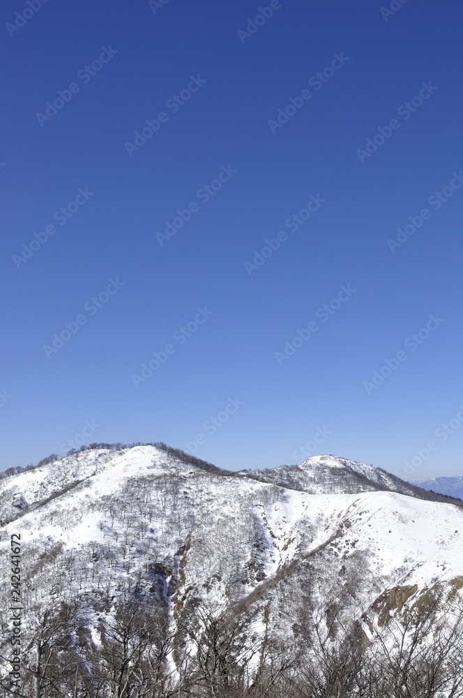 雪山に広がる冬晴れの空