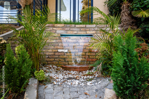 Wasserspiel im Garten mit tropischen Pflanzen