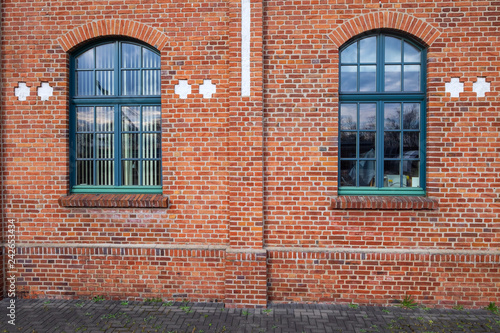 Backsteinwand mit zwei Fenstern