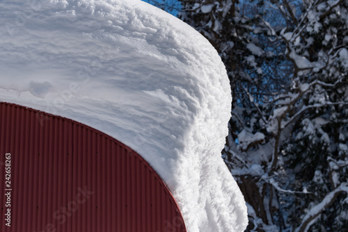 屋根に積もった雪’