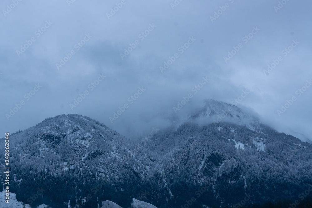 Obraz premium snowy misty mountains
