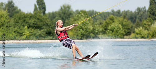 Canvastavla Frau beim Wasserski