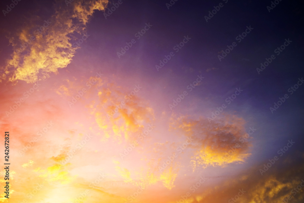Obraz premium Beautiful clouds golden sky