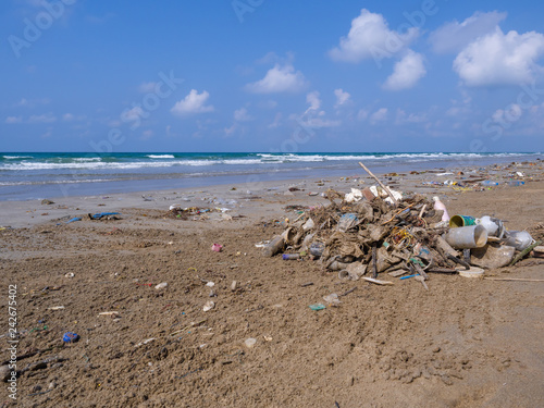 The sea that is full of garbage is on the beach on the bright five days.