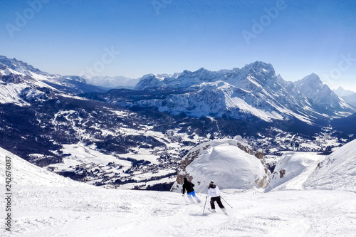 Skifahrer auf Skipiste, Kitzbühler Alpen  © Sina Ettmer
