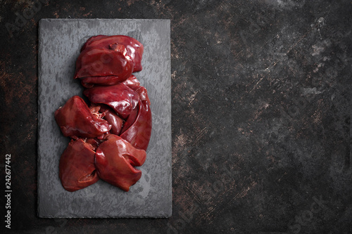 Wątroba drobiowa . Wątróbka na kamiennym talerzu.  