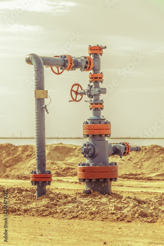 Foto Wellheads with valve armature on a oil field.