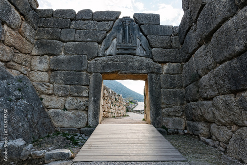Fotografia The famous Lion Gate, the main entrance of the Citadel at the archaeological site of