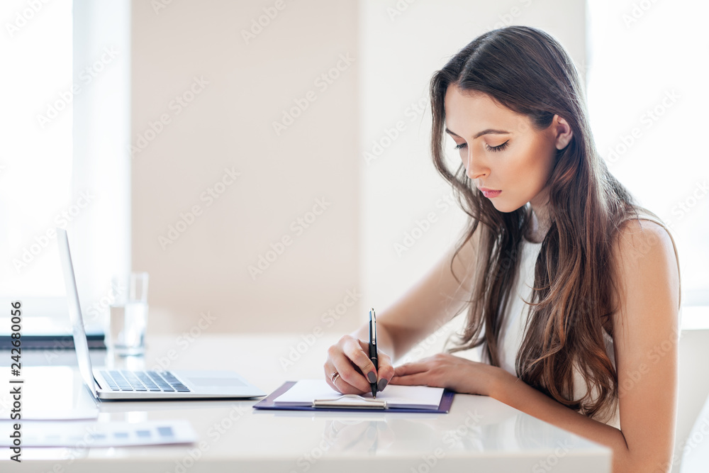 Obraz premium B usiness woman working in office with documents