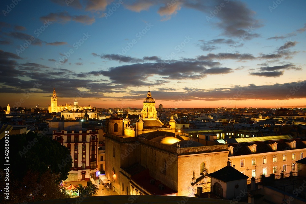 veduta panoramica all'ora del tramonto della città vecchia di Siviglia in Andalusia vista dalla struttura moderna Setas conosciuta anche come Metropol Parasol