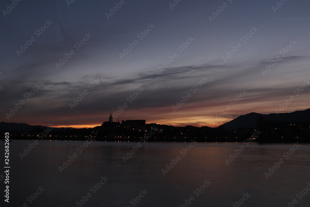 Coucher de soleil sur la ville de Fontarrabie , Hundarribia, Ondarribia, Ondarrabia en espagne Coucher de soleil sur la ville de Fontarrabie , Hundarribia, Ondarribia, Ondarrabia en espagne