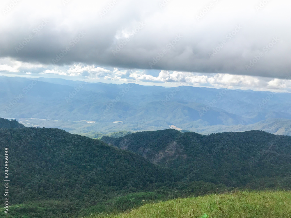 Fototapeta premium beautiful view and green grass on top of the mon jong mountain at Chaing mai, Thailand