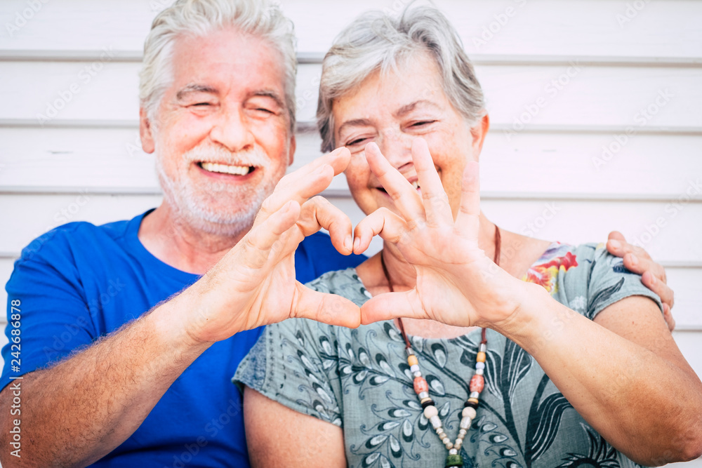 Φωτογραφία Love and valentine's day concept for cheerful happy couple of senior man and wom