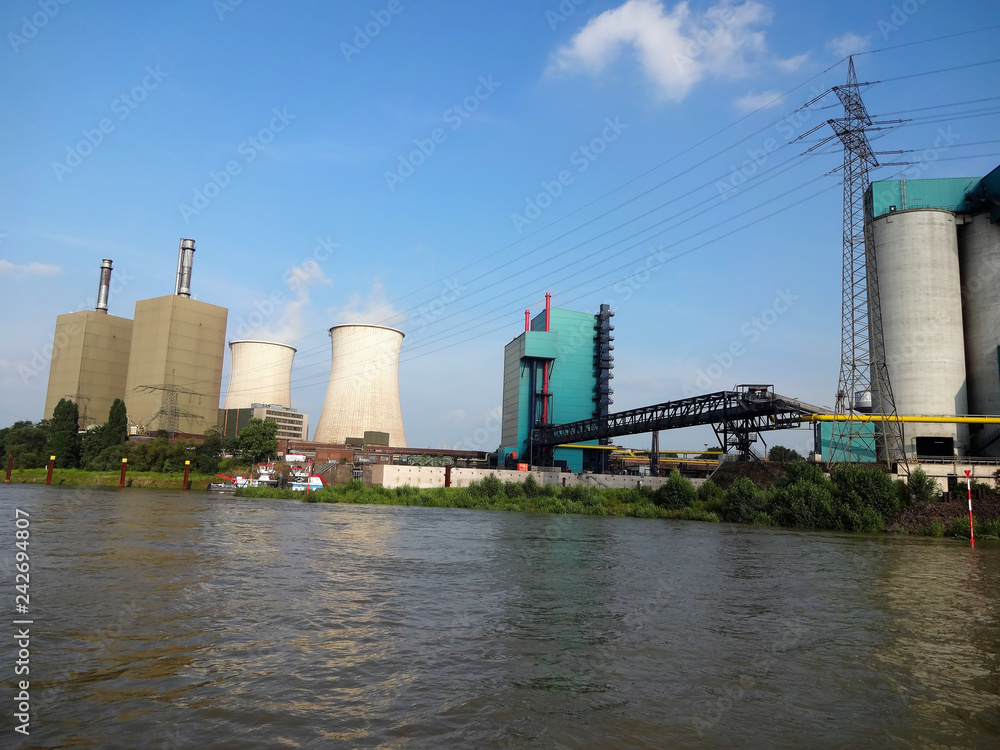 Blick vom Rhein auf ein Kraftwerk - Panorama Blick vom Rhein auf ein Kraftwerk - Panorama