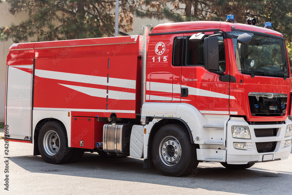 Fototapeta premium camion rosso parcheggiato nel cortile