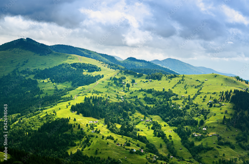 Naklejka premium widok z lotu ptaka, górskie wzgórza, dom. letni krajobraz. Ukraina Karpaty