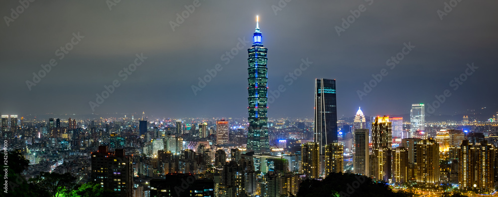 Fototapeta premium Panoramiczny panoramę miasta Tajpej w nocy w Tajpej na Tajwanie.