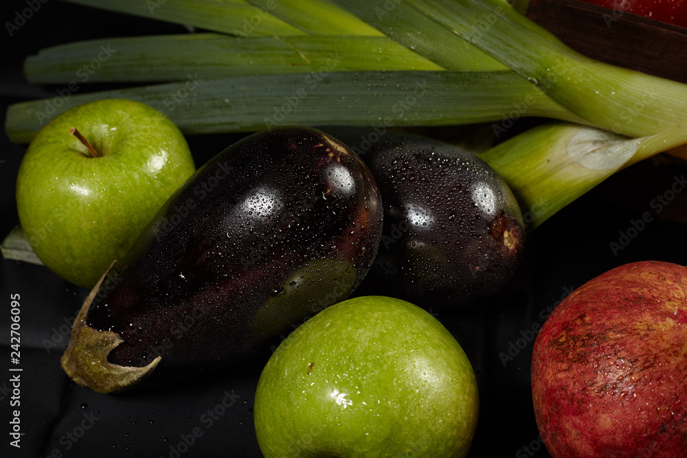Obraz premium Berenjenas y manzanas.
