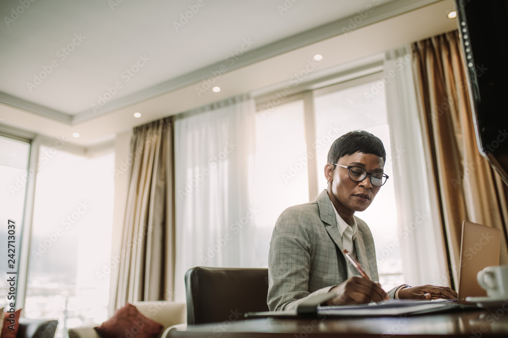 Obraz premium CEO doing business from hotel room