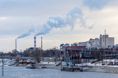 Dym na niebie wydobywający się z kominów w Warszawie