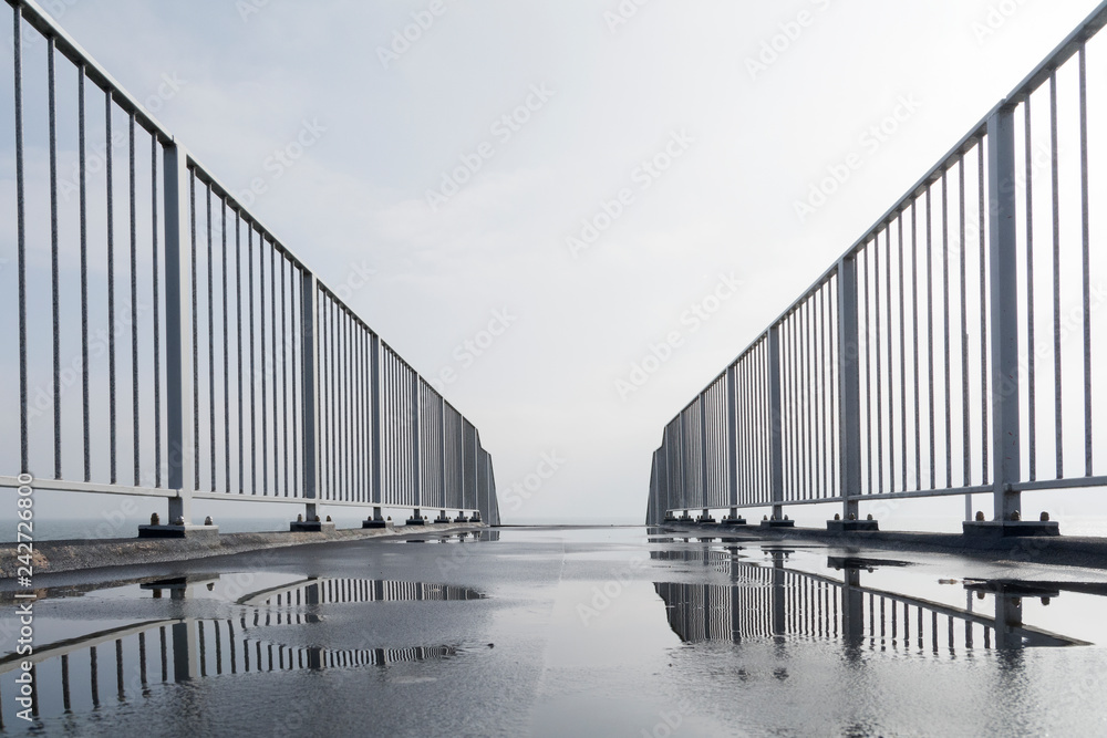Fototapeta premium Brücke mit Geländer - Abstrakt