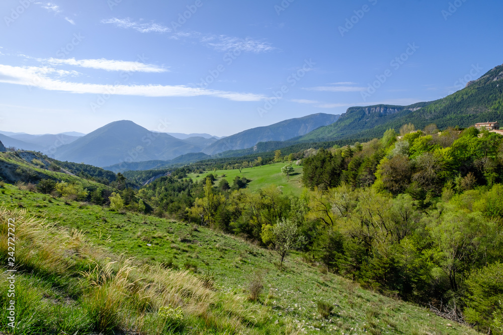 Obraz premium Paysage des Alpes de Haute Provence au printemps prés de village de Castellane. France. 