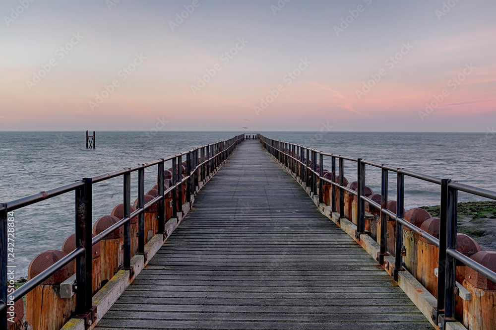 Fototapeta premium Sonnenaufgang am Strand in Westkapelle, Zeeland