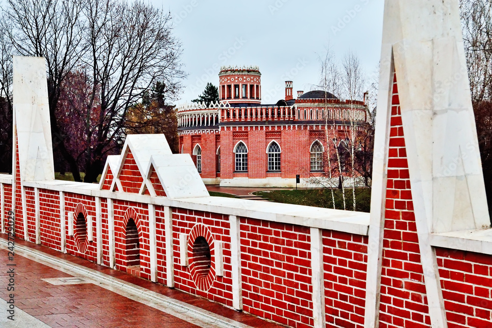 Obraz premium Moscow, Russia, Tsaritsyno – November 19, 2018: Great bridge over the ravine (Gothic bridge). Palace and Park ensemble in the South of Moscow