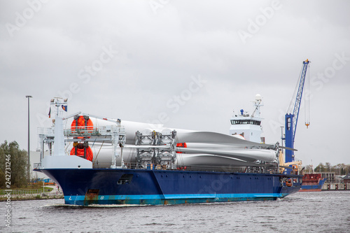 Stückgutfrachter mit Teilen einer Windkraftanlage auf dem Nord-Ostsee-Kanal in Rendsburg, Deutschland photo