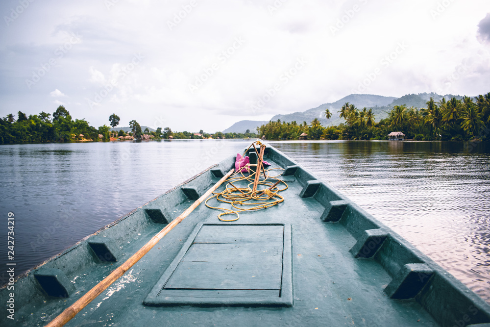 Φωτογραφία Boat tour on the river near Kampot in Cambodia passing party boats and river bun