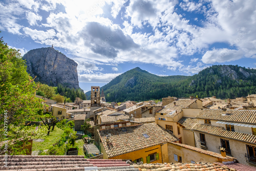 Vue panoramique sur le village de Castellane et le roc. Alpes de Haute Provence, France. Printemps,	