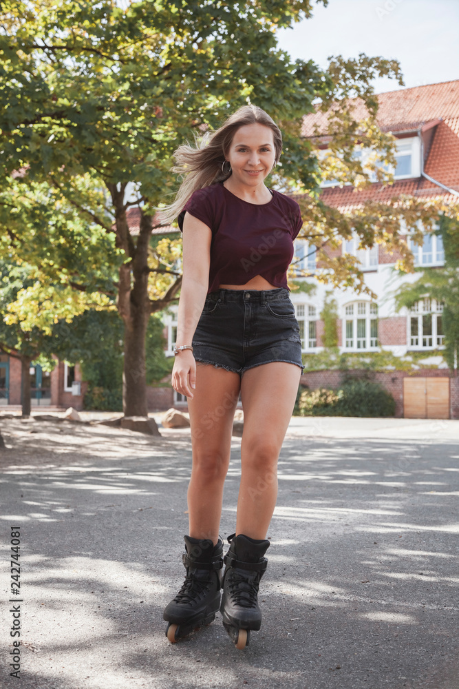 Sportliche Frau fährt mit Inlineskates Sportliche Frau fährt mit Inlineskates