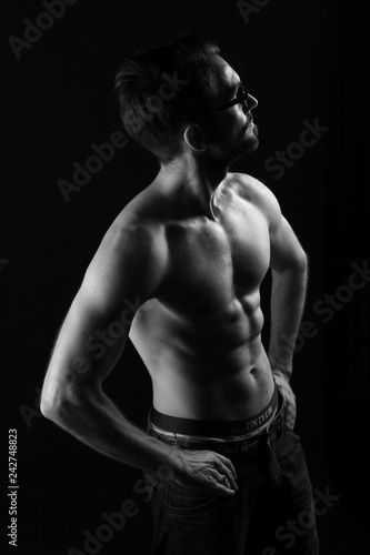 Selbstbewusster junger muskul  ser Mann Fotoshooting