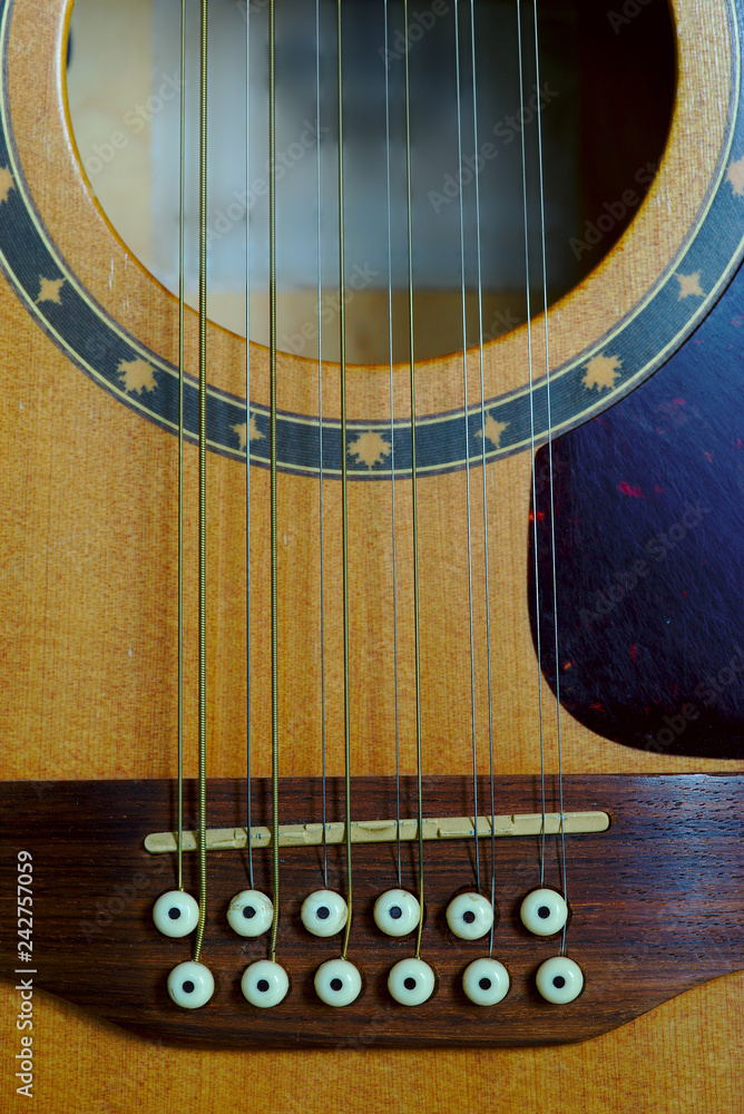 guitare 12 cordes electro-acoustique, chevalet détail, lutherie Stock Photo  | Adobe Stock