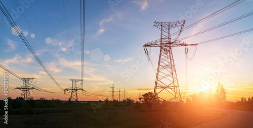Fényképezés high-voltage power lines at sunset