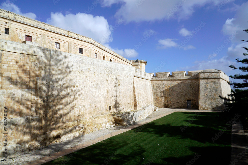 historische Altstadt Mdina - Stadtmauer und Stadtgraben