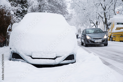 Wintereinbruch, verschneite Straßen