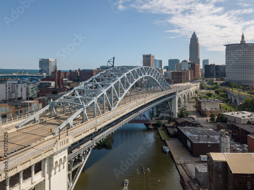 Foto Cleveland's Detroit Superior Bridge with city Skyline