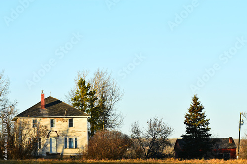 Foto Old Run Down Farm House