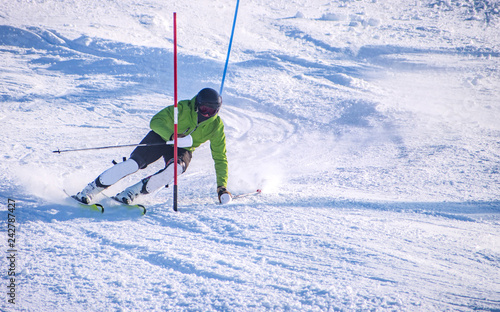 People are enjoying skiing / snowboarding 