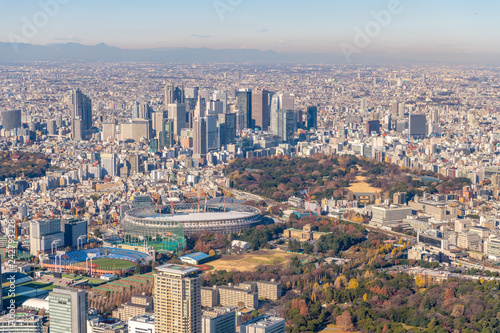 建設中の新国立劇場と新宿ビル群の空撮