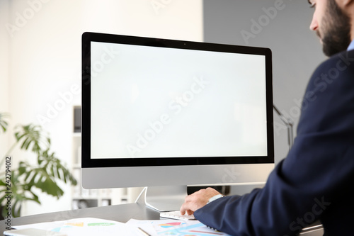 Young businessman working o...