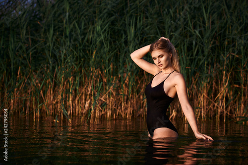 Блондинка в озере