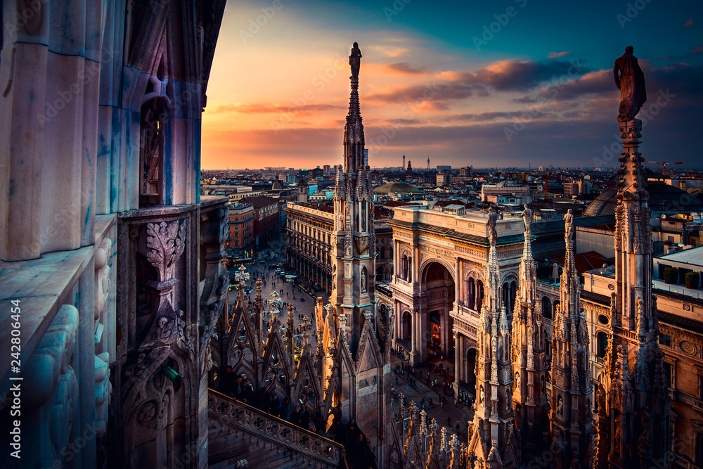 Obraz premium piękny widok na zachód słońca z dachu katedry Duomo w Mediolanie - włoski cel podróży - europejska wycieczka