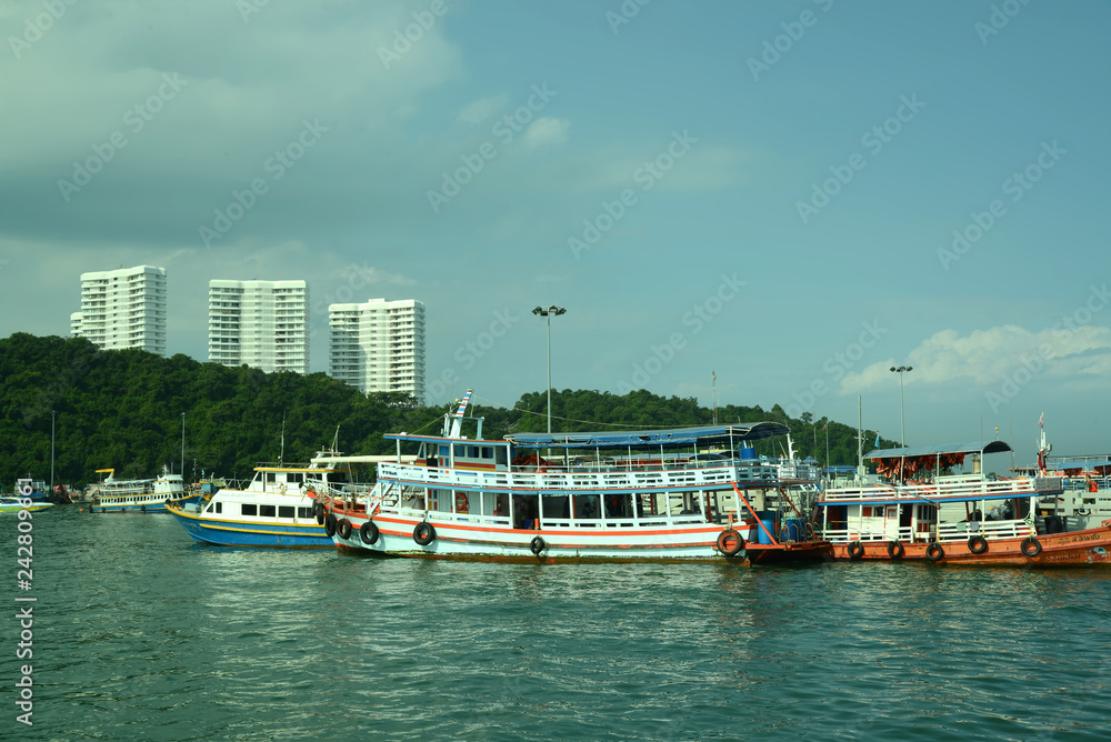 Boote an der Küste Thailands