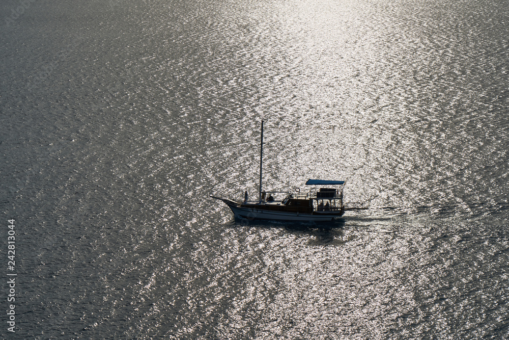 Naklejka premium Boat and Sunset Background