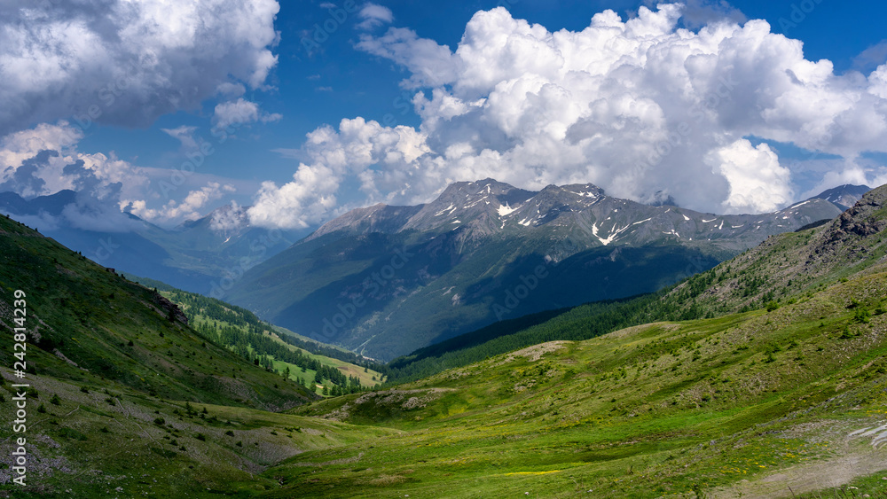 Fototapeta premium Górski krajobraz wzdłuż drogi do Colle dell'Assietta