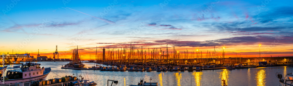 Panorama du port de Sète en Occitanie au lever du soleil, France